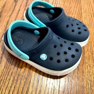 Crocs unisex size 6-7 toddler
